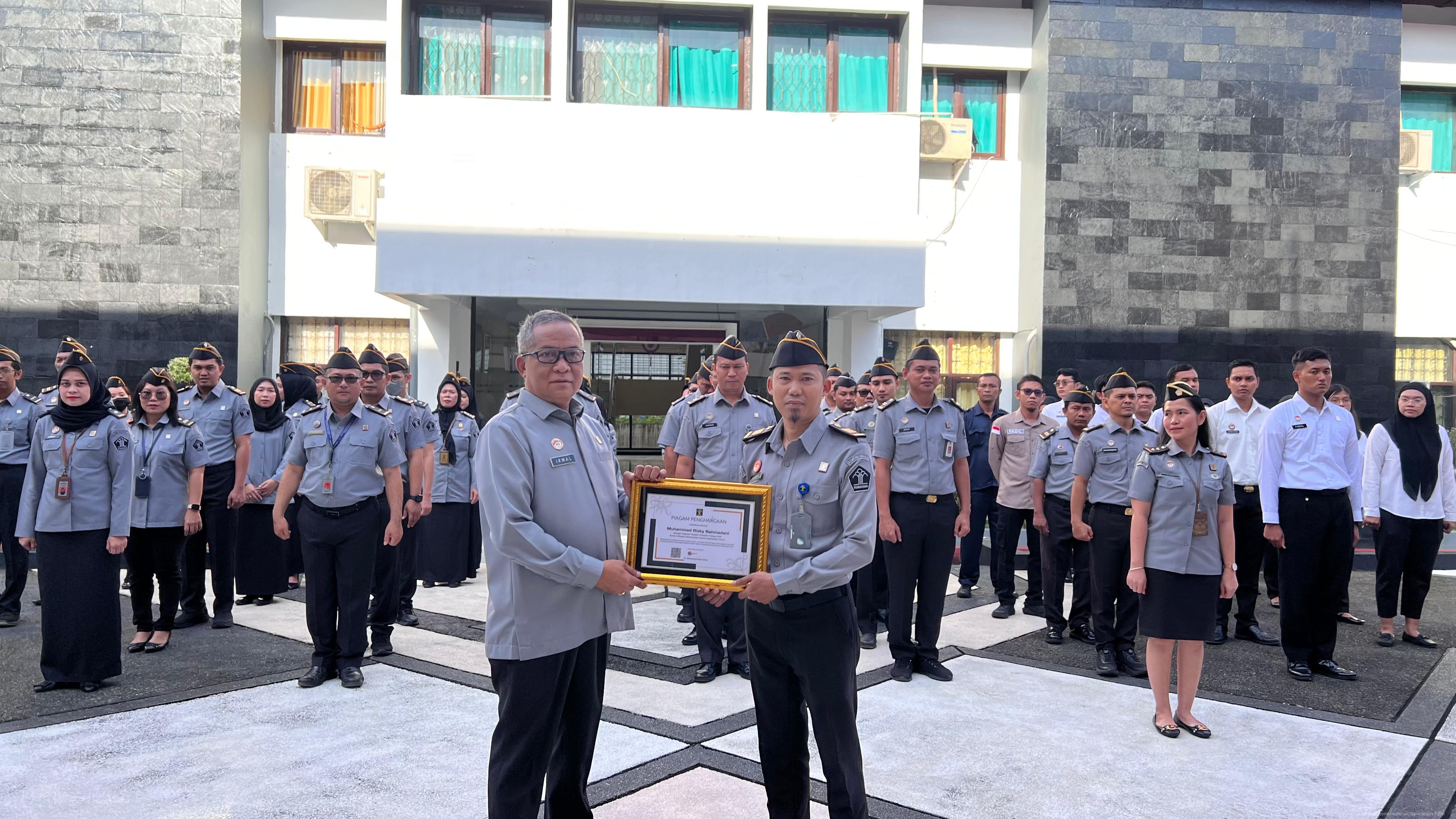 Penyerahan Piagam Kepada Pegawai Teladan, Kakanwil Sampaikan Pesan Keteladanan